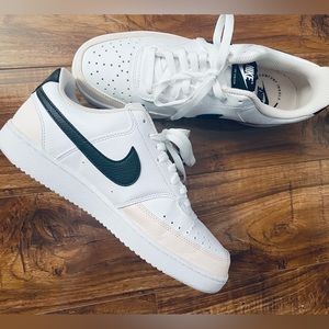 Nike woman’s court vision low sneakers